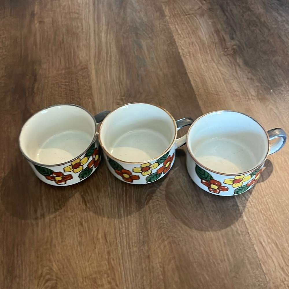 Vintage ceramic soup/coffee mugs.